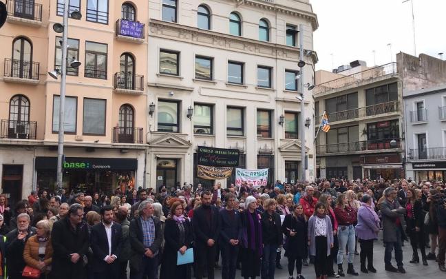 Concentración ante el Ayuntamiento de Badalona contra la violación grupal a una menor.