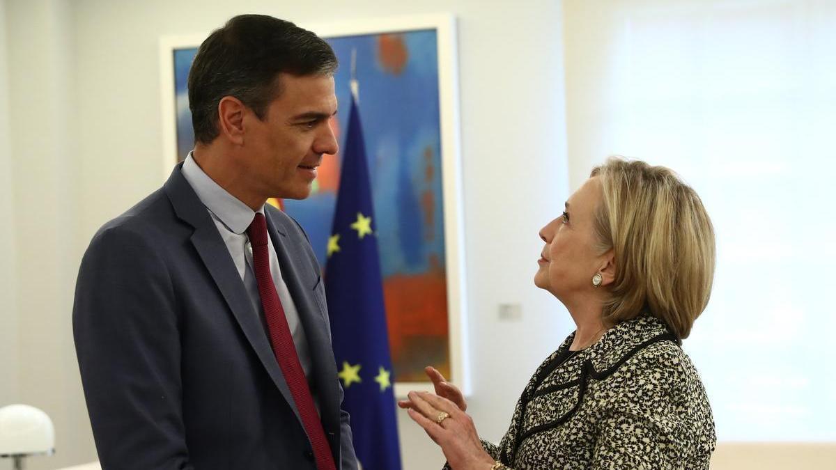 Pedro Sánchez y Hillary Clinton durante su encuentro.
