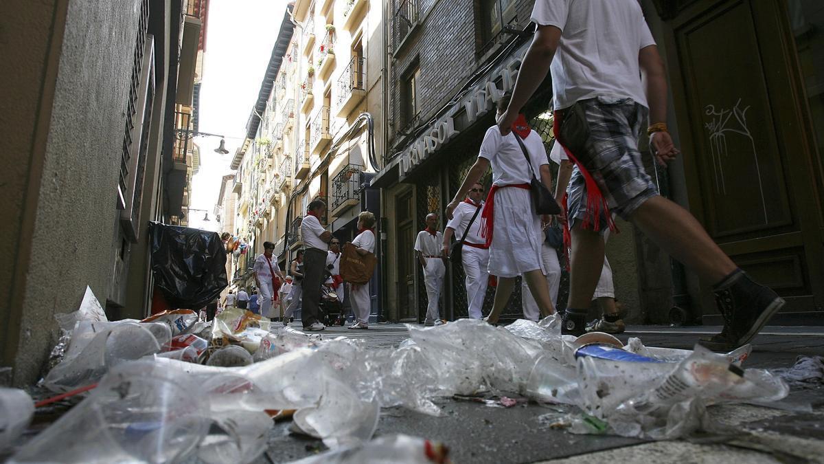 Vasos y botellas de plástico en Sanfermines.