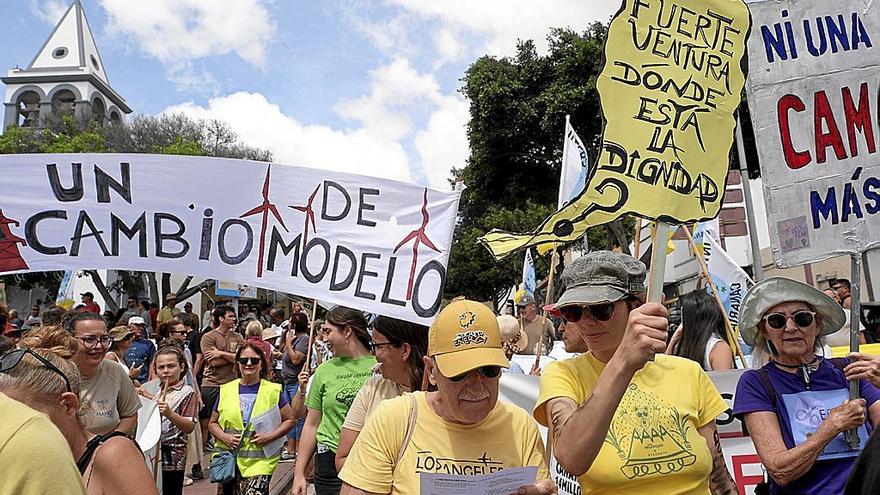 Los ciudadanos de las ocho islas Canarias ya se echaron a las calles en abril, reclamando una revisión del modelo turístico. | FOTO: E. P.