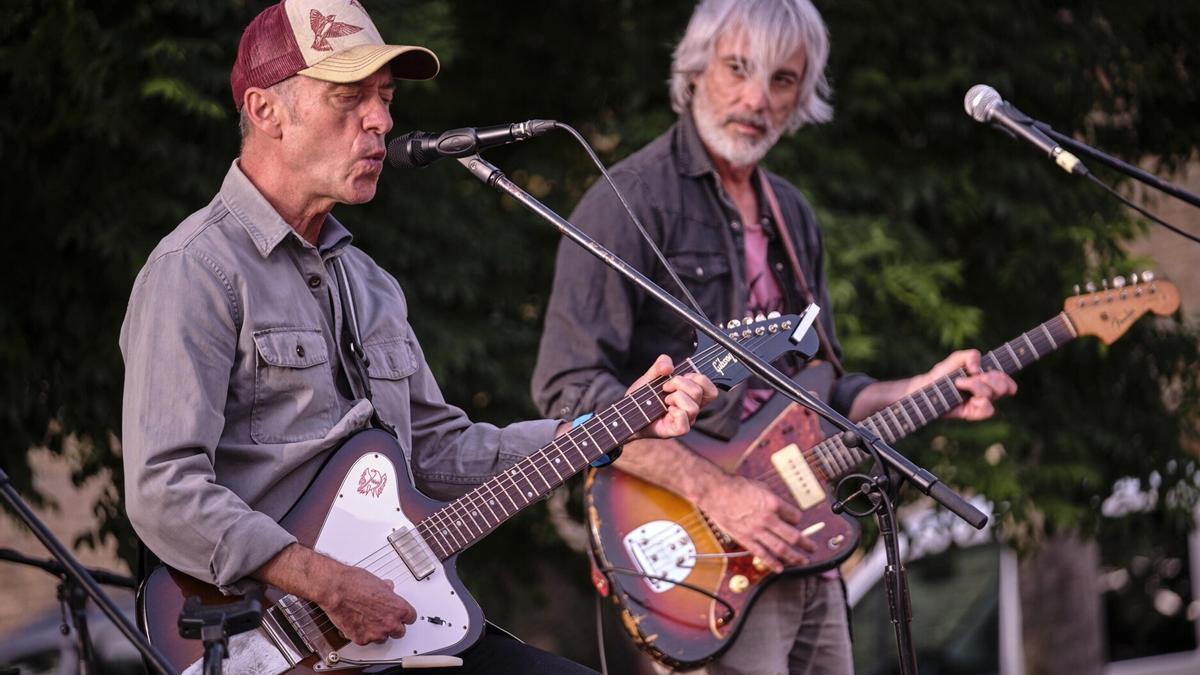 Gari, Maldanberako kideekin, emanaldi batean.