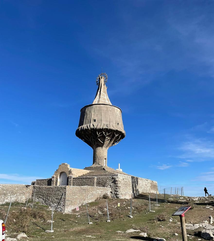 Imagen del monumento de la Virgen de la Antigua