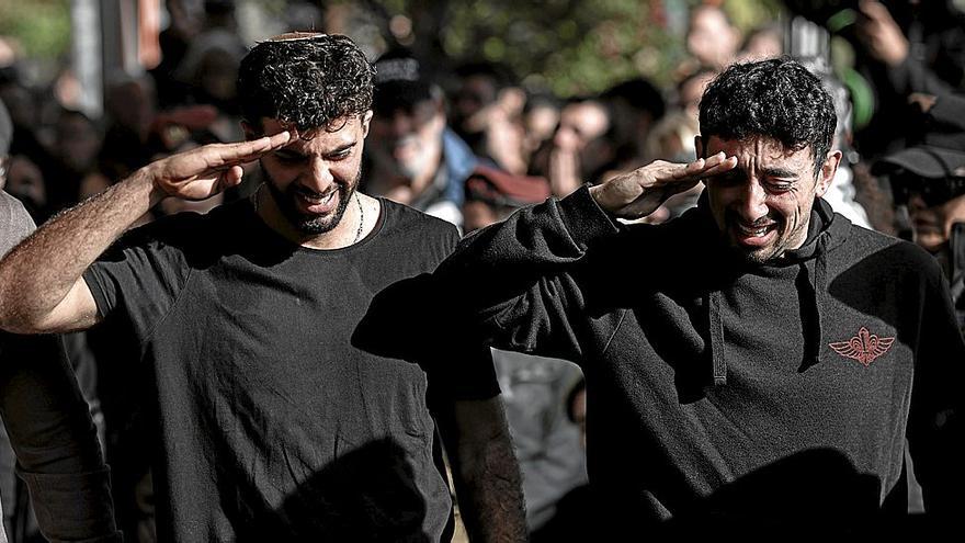 Dos jóvenes israelíes no pueden contener las lágrimas durante el funeral de los 24 soldados muertos tras el derrumbe de dos edificios en la Franja de Gaza. | FOTO: E.P.