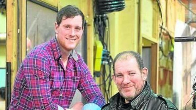 Iñaki y Xabier Perurena compartieron rodaje en la mítica serie de ETB ‘Goenkale’, reafirmando su pasión por la televisión y la interpretación.