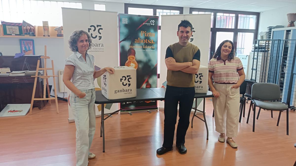 Arantzazu Murua (Hots), el director Aitor Biain y Nerea Parra (Kantu Eskola).