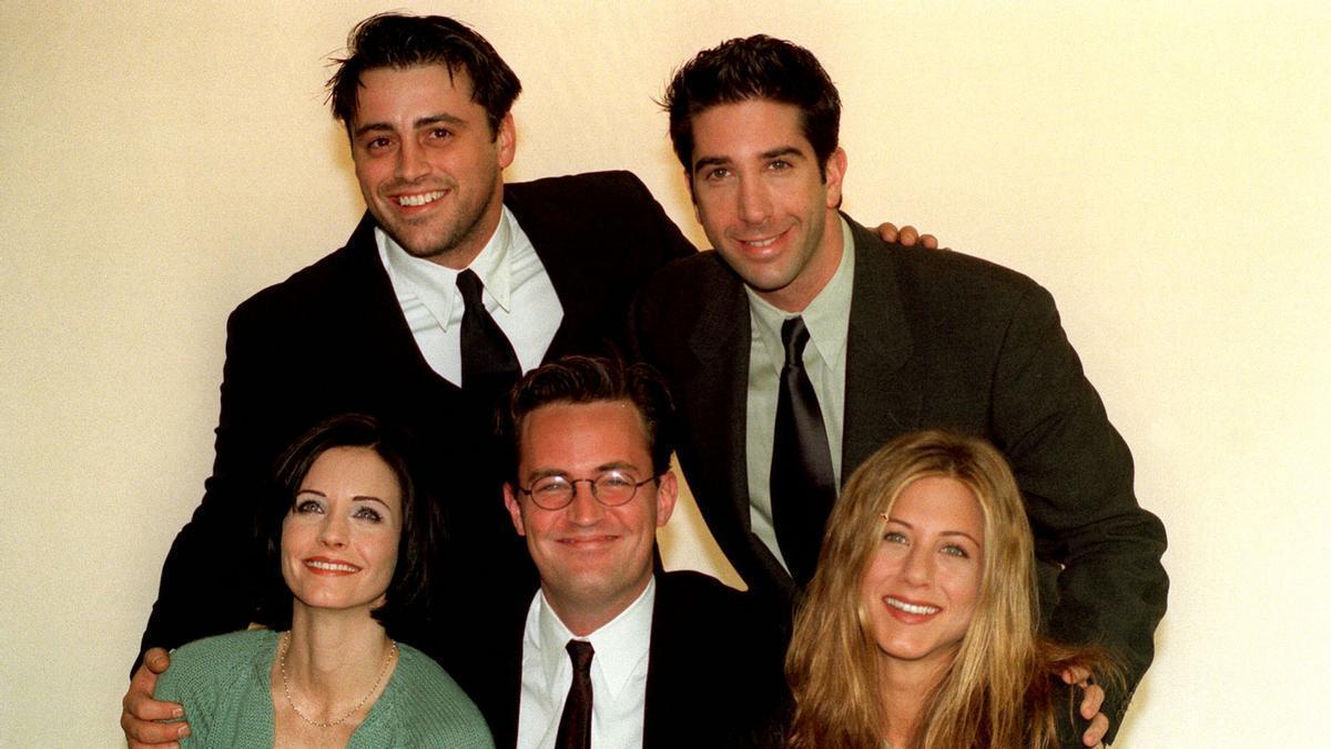 El funeral privado de Matthew Perry reúne a Jennifer Aniston, Courteney Cox y el resto de protagonistas de Friends
