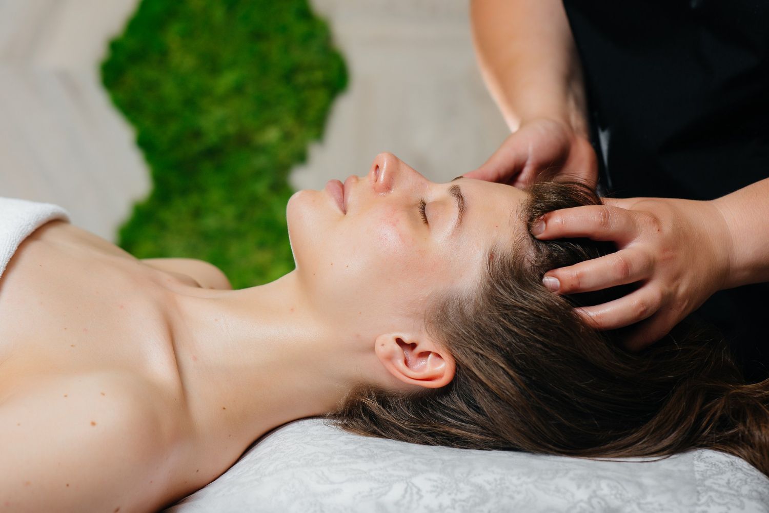 Masaje capilar en un centro de belleza.