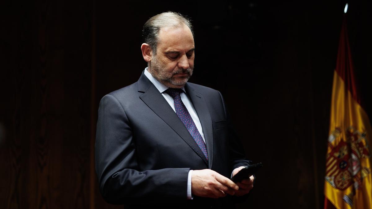 El exministro de Transportes José Luis Ábalos a su llegada para comparecer durante la Comisión de Investigación.