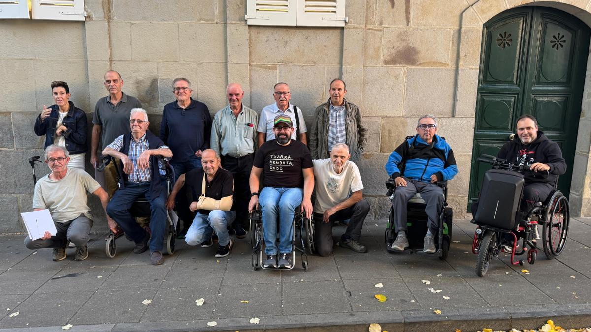 Diaz de Tuesta –behean lehena ezkerretik– protagonista batzuekin, ostiralean kultur etxean egin zen aurkezpenean.