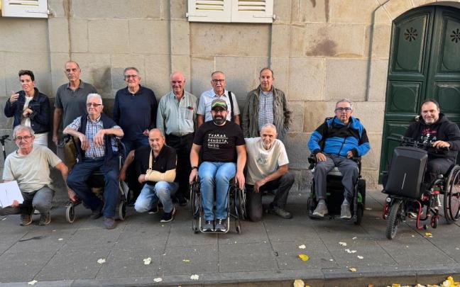 Diaz de Tuesta –behean lehena ezkerretik– protagonista batzuekin, ostiralean kultur etxean egin zen aurkezpenean.