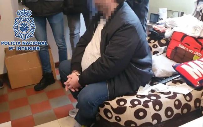 Uno de los detenidos en la operación. Uno de los detenidos en la operación.