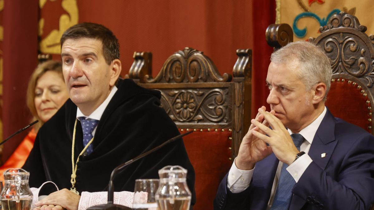 Iñigo Urkullu escucha al nuevo rector de Deusto, Juan José Etxebarria, en el inicio del curso escolar en la universidad.