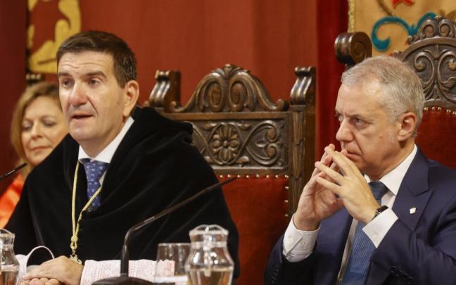 Iñigo Urkullu escucha al nuevo rector de Deusto, Juan José Etxebarria, en el inicio del curso escolar en la universidad.