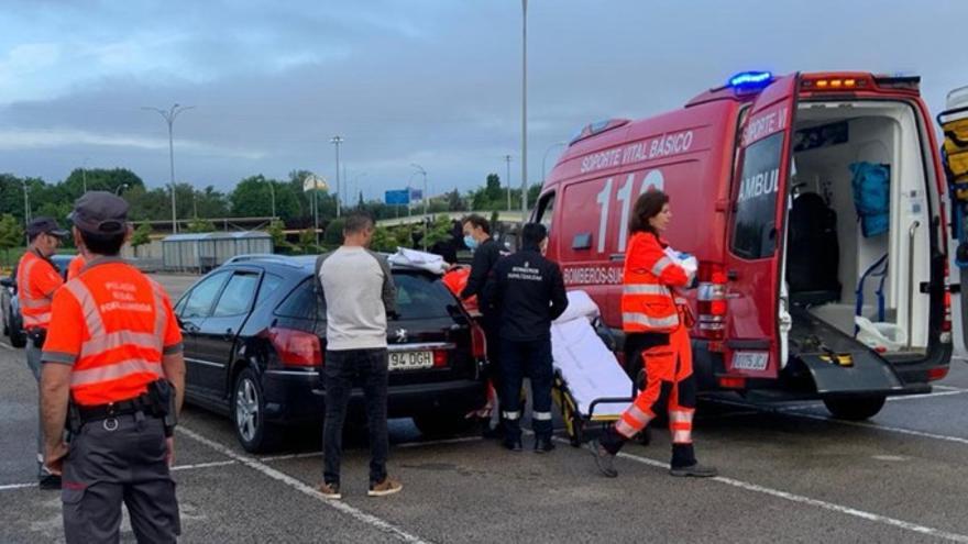 Asistencias sanitarias atienden a la mujer en el parking.