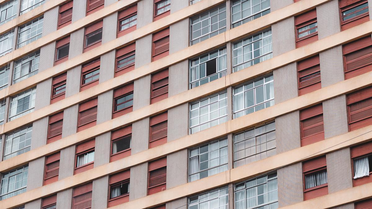 Fachada de un bloque de viviendas en una ciudad.