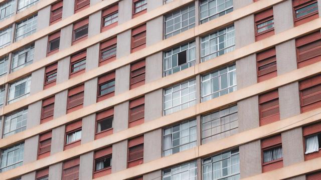 Fachada de un bloque de viviendas en una ciudad.
