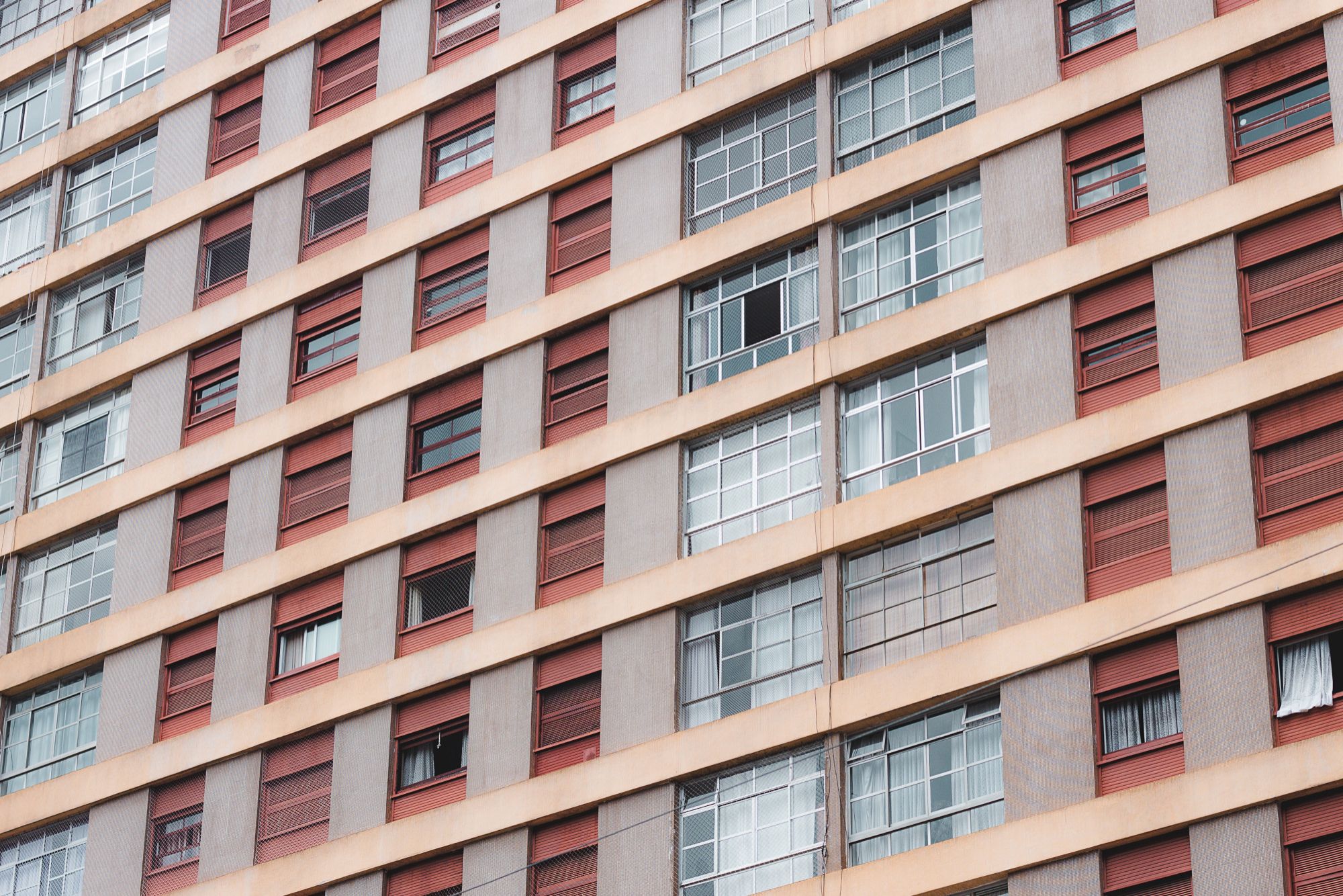 Fachada de un bloque de viviendas en una ciudad.