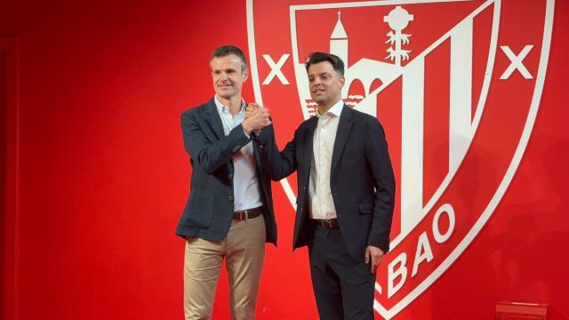 Jon Uriarte y Mikel González, esta mañana en San Mamés antes de comparecer en rueda de prensa