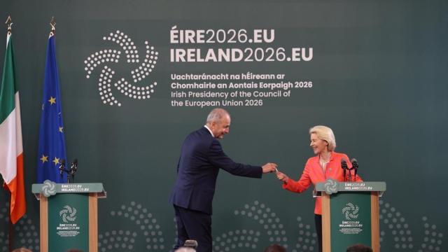 El primer ministro de Irlanda, Michéal Martin, saluda a Ursula von der Leyen al inicio de la rueda de prensa.