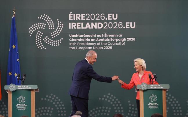 El primer ministro de Irlanda, Michéal Martin, saluda a Ursula von der Leyen al inicio de la rueda de prensa.