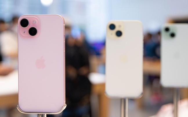 Móviles de Apple expuestos en una tienda.