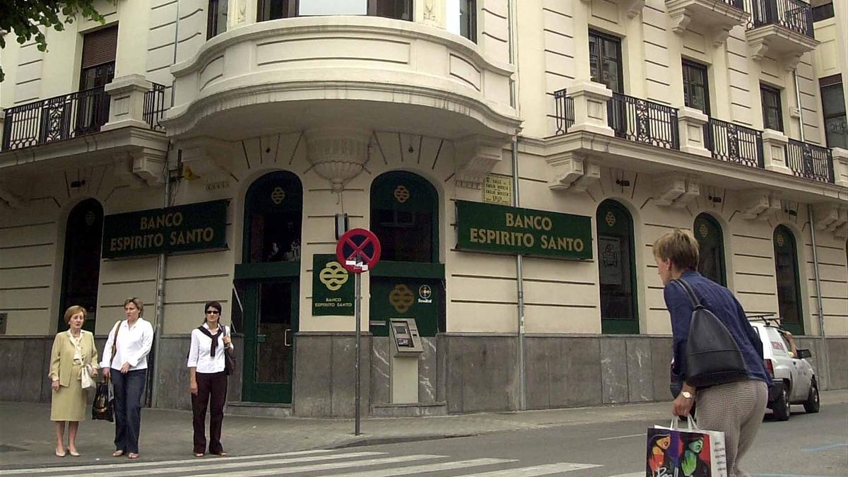 Exterior / fachada del Banco Espirito Santo en Iruñea.