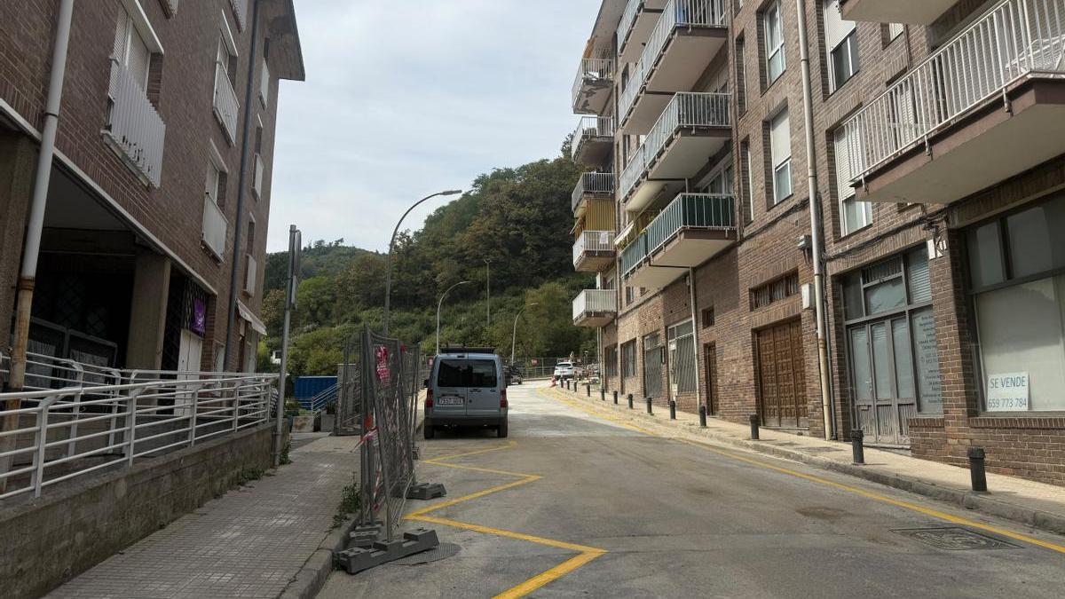 El firme de la calzada es de hormigón en prevención del deterioro por el paso de vehículos pesados durante las obras que aún quedan pendientes.