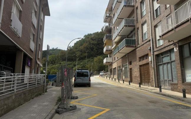 El firme de la calzada es de hormigón en prevención del deterioro por el paso de vehículos pesados durante las obras que aún quedan pendientes.