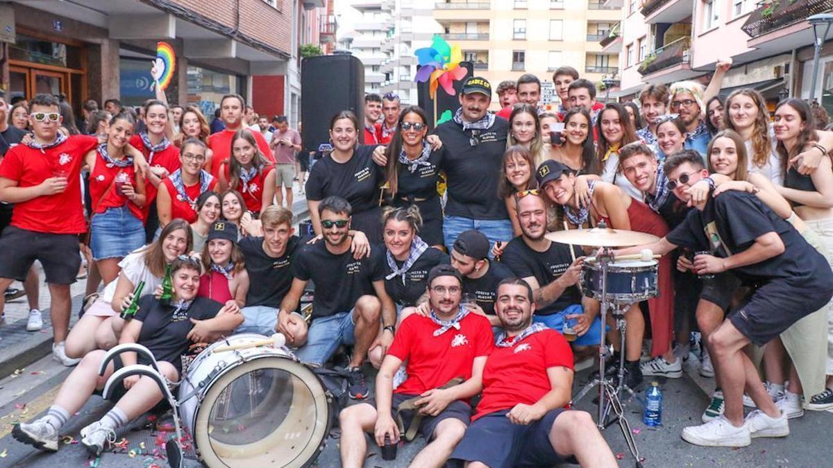 Andoni Gutiérrez, en el centro con una visera negra, con sus compañeros de la elektrotxaranga Joseto ta Alayak.