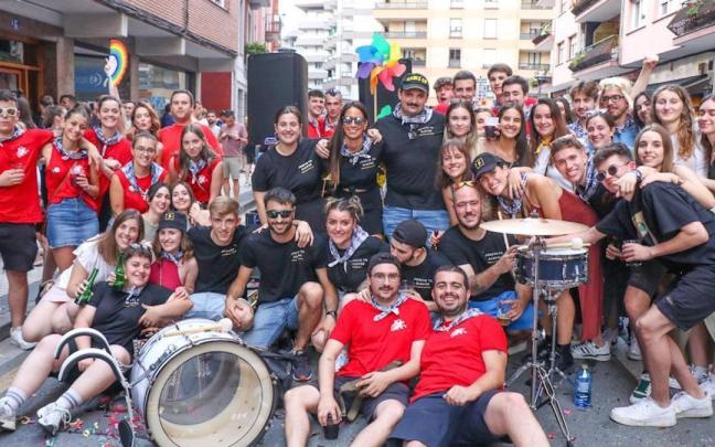 Andoni Gutiérrez, en el centro con una visera negra, con sus compañeros de la elektrotxaranga Joseto ta Alayak.