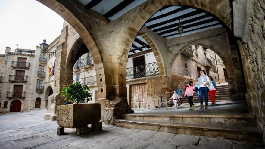 Las casas solariegas y los pórticos de las plazas confieren un particular encanto a Calaceite.