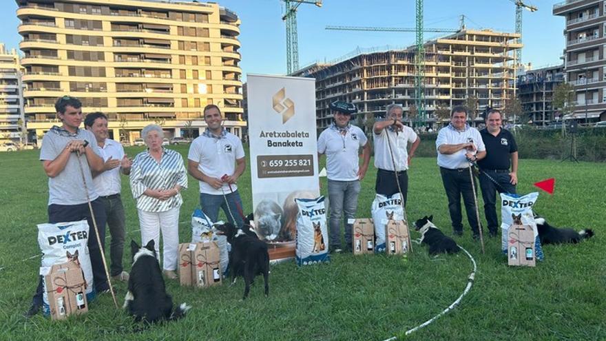 Participantes en el Gipuzkoako XXVI. Artzain Txakur Txapelketa 2025 celebrado en Zarautz.