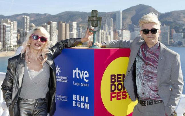 Los integrantes de Nebulossa, este domingo con el trofeo de ganadores del Benidorm Fest.