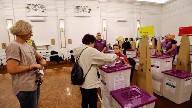 Imagen de archivo de varias personas en Melbourne depositando su voto de forma anticipada en las elecciones federales de Australia / Europa Press Imagen de archivo de varias personas en Melbourne depositando su voto de forma anticipada en las elecciones federales de Australia