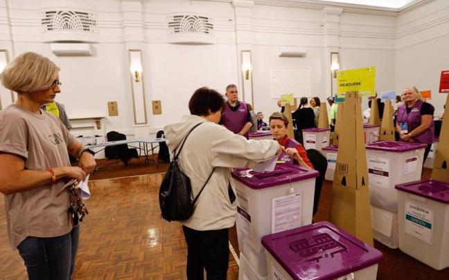 Imagen de archivo de varias personas en Melbourne depositando su voto de forma anticipada en las elecciones federales de Australia / Europa Press Imagen de archivo de varias personas en Melbourne depositando su voto de forma anticipada en las elecciones federales de Australia
