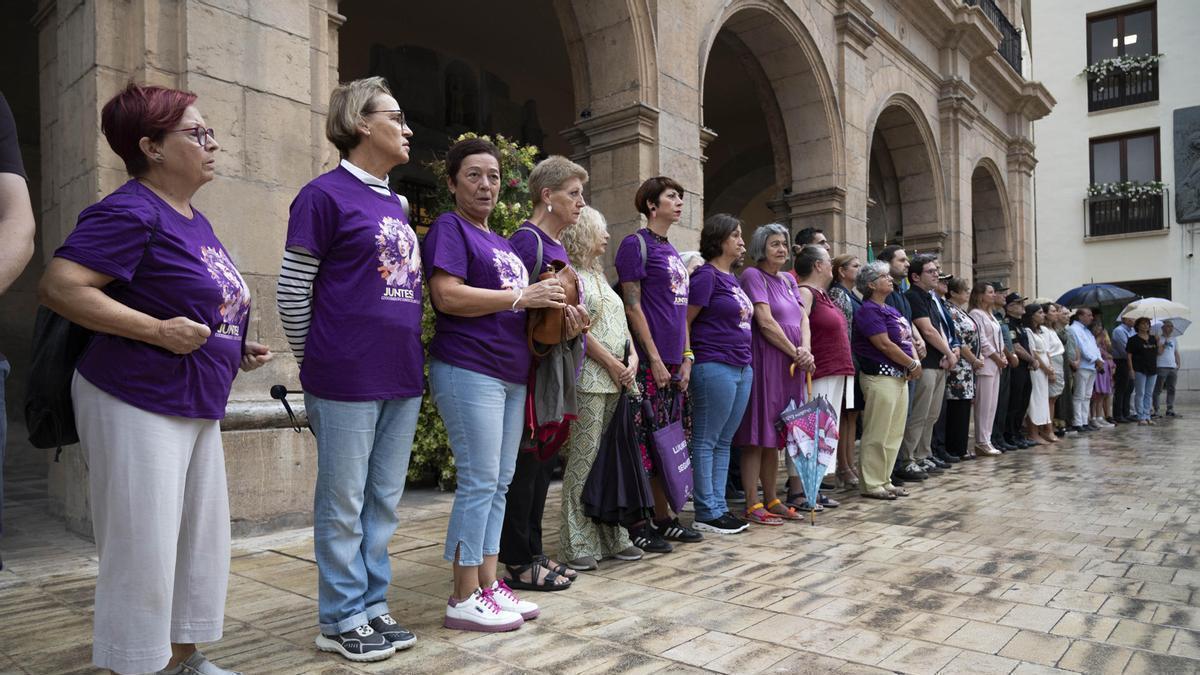 Minuto de silencio en el Ayuntamiento de Castellón por el asesinato de Lorena.
