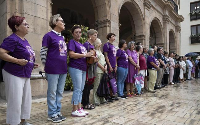 Minuto de silencio en el Ayuntamiento de Castellón por el asesinato de Lorena.