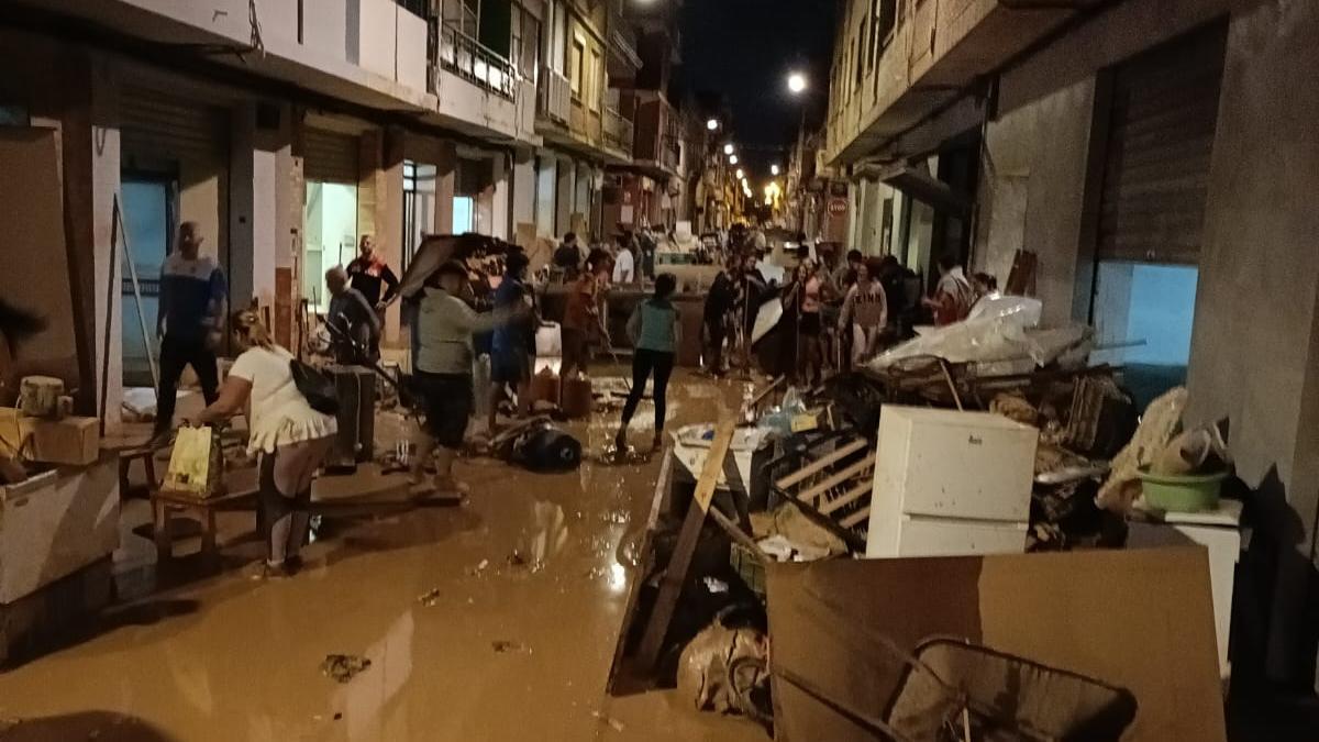 Las calles se llenaron de mobiliario destrozado por la dana.