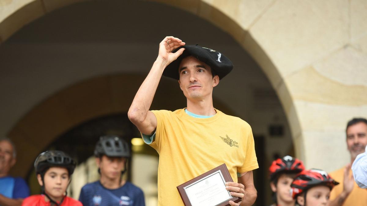 Recibimiento de Pello Bilbao en Gernika tras su victoria de etapa en el Tour de 2023.
