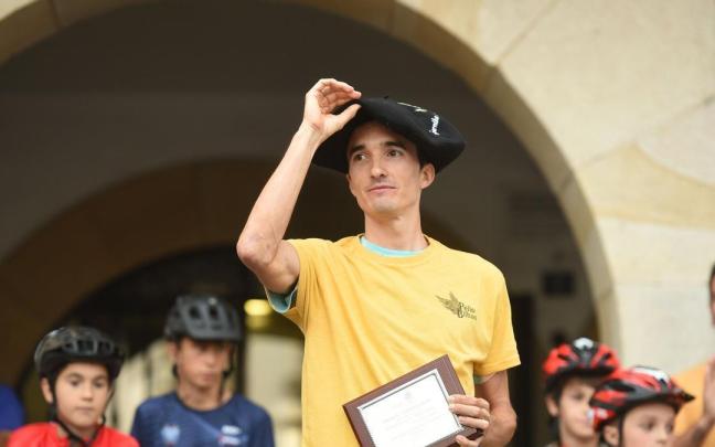 Recibimiento de Pello Bilbao en Gernika tras su victoria de etapa en el Tour de 2023.
