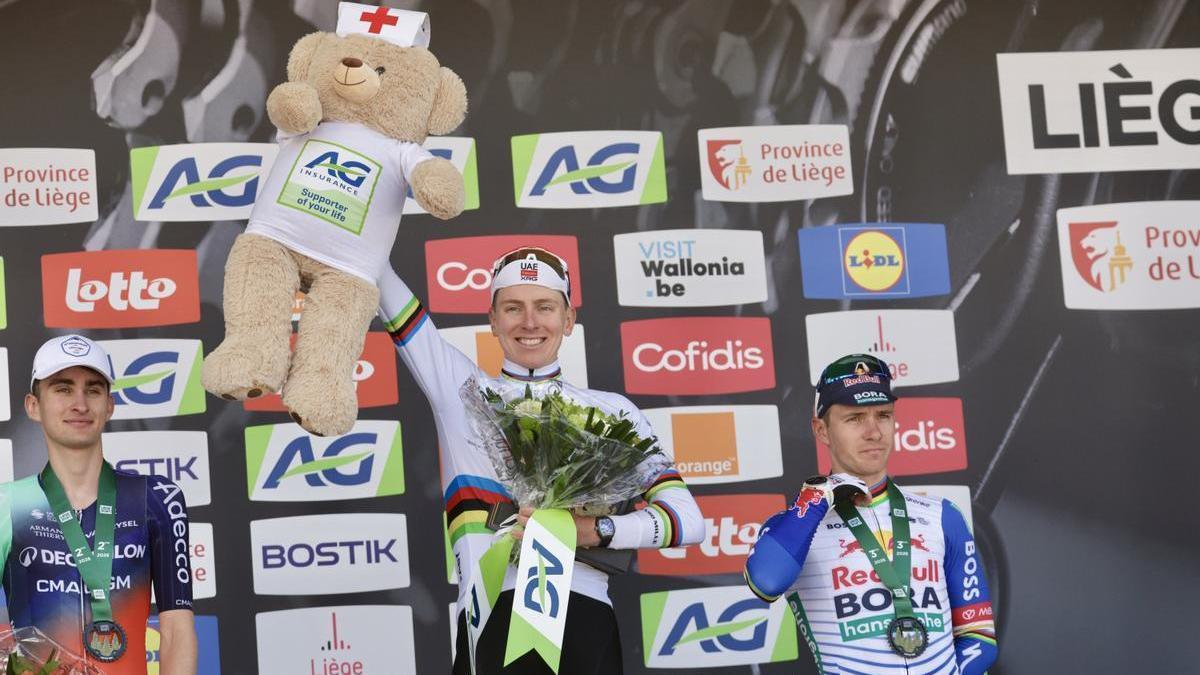 Podio final de la Lieja, con Pogacar, campeón, Seixas, segundo y Evenepoel, tercero.