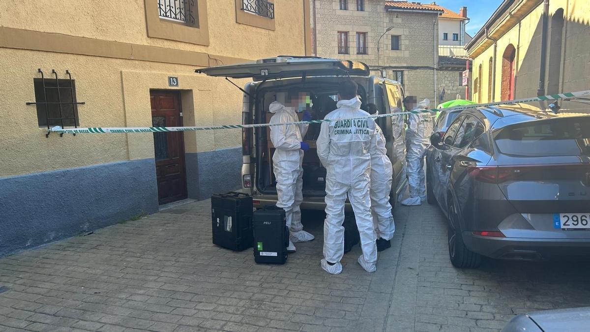 Agentes de la Guardia Civil frente al domicilio en el que ha ocurrido el crimen.