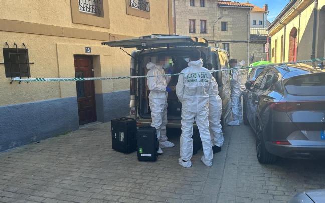 Agentes de la Guardia Civil frente al domicilio en el que ha ocurrido el crimen.