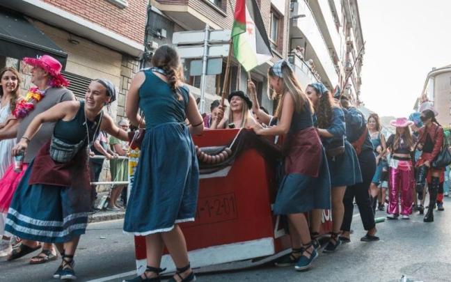 Ambiente festivo durante la bajada de cuadrilas.