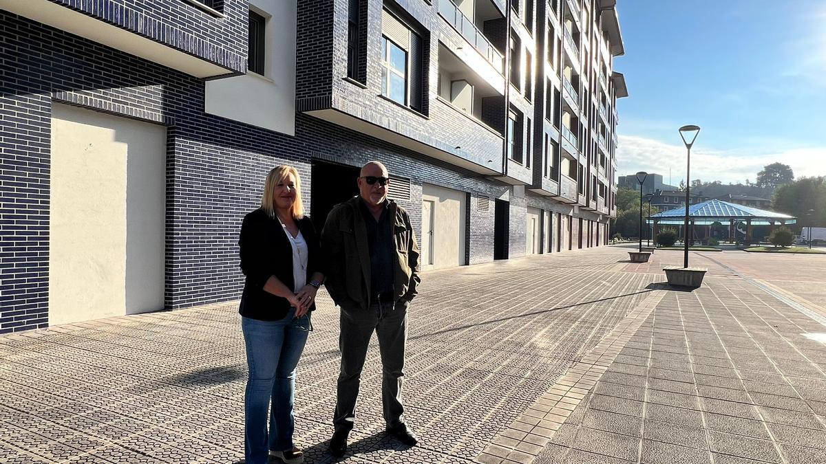 Representantes de Abadiñoko Independiente Berriak frente a los locales