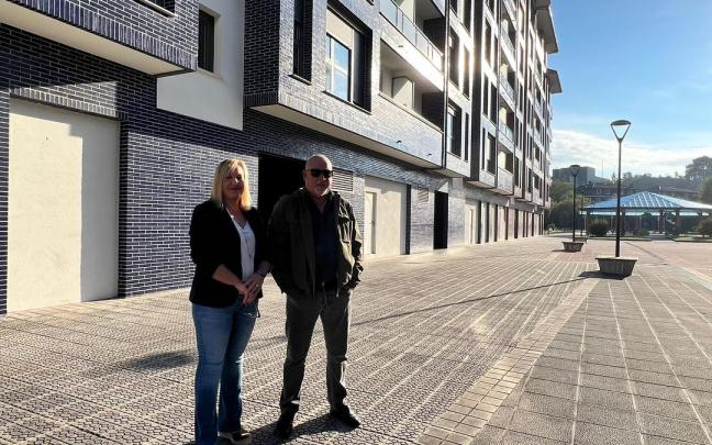 Representantes de Abadiñoko Independiente Berriak frente a los locales