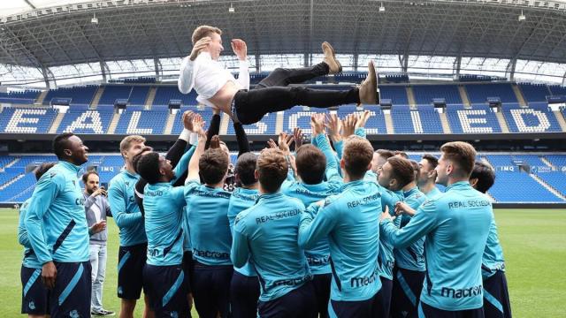 La plantilla txuri-urdin mantea a Illarramendi en su despedida. / N.G. La plantilla txuri-urdin mantea a Illarramendi en su despedida. / N.G.