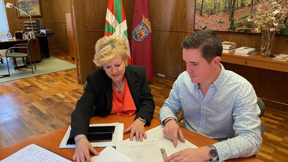 Ana del Val y Raúl García en la reunión sobre el proyecto para poner en valor el Puente Mantible