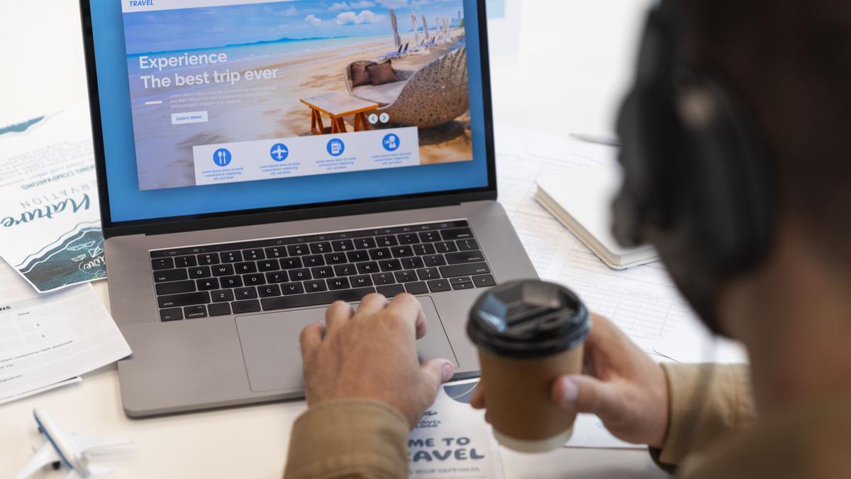 Imagen de archivo de una persona consultando una web de viajes.