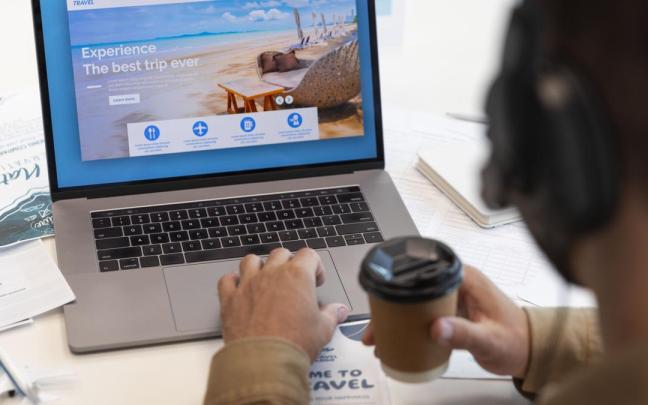 Imagen de archivo de una persona consultando una web de viajes.